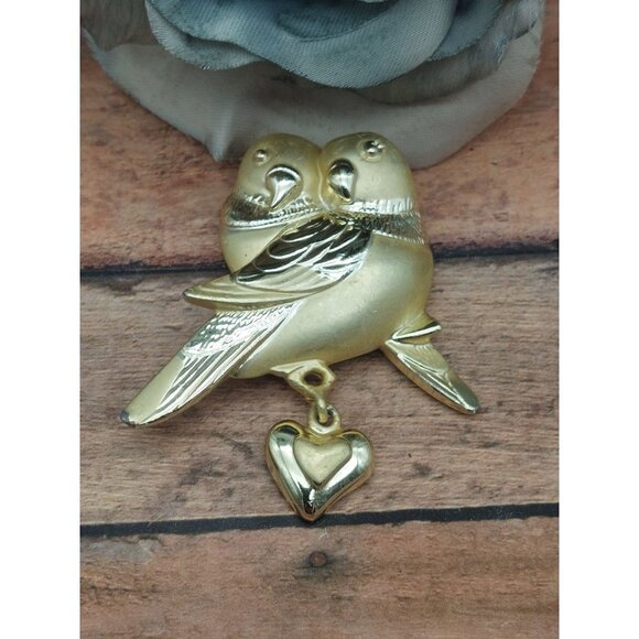 Vintage AJC Brooch Love Birds Brushed Gold Tone Dangle Heart Mid Century Signed - Picture 13 of 15